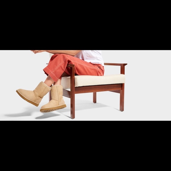 Ugg Classic Short Boot - Picture 2 of 5